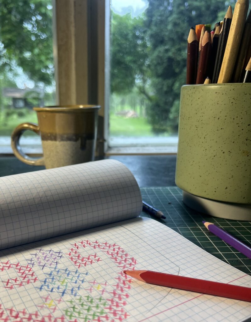 Käsitsi joonistatud muster paberil — Eesti pärandmustritest inspireeritud tikand